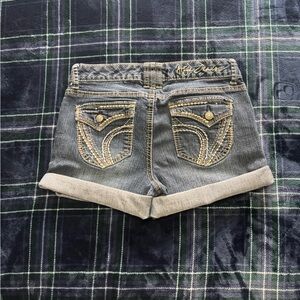 Y2K low rise jean shorts cute button pockets w/embroidered design. Size 5/6